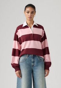 Πουκάμισο πόλο με μακριά μανίκια, που διαθέτει φαρδιές κάθετες ρίγες σε μπορντό και ανοιχτό ροζ, με λευκό γιακά και άνετη εφαρμογή.