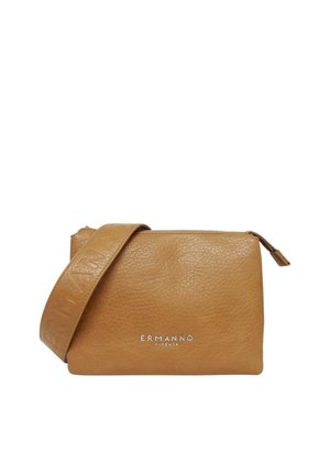 Borsa a tracolla in pelle color cuoio con texture, strap larga, logo argento "ERMANNO FIRENZE" e chiusura superiore con zip su sfondo bianco.