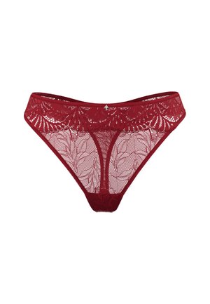 String en dentelle rouge avec motif floral, texture en maille, et une bande de taille étroite avec un petit accent métallique au centre avant.
