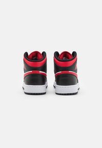 Jordan AIR 1 MID UNISEX - Basketbola apavi - black/fire red/white