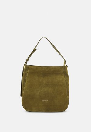 Olivově zelená semišová kabelka přes rameno s nastavitelným popruhem a malým zlatým logem „Coccinelle“ uprostřed na přední straně.