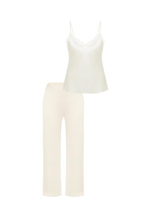 Hvidt satin pyjamasæt med blonder trimmet camisole top og matchende bukser med vide ben mod en hvid baggrund.