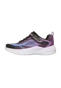 Zapatilla deportiva con parte superior de malla en tonos negro, púrpura y azul, una suela blanca y un cierre de tira en la parte delantera con acentos texturizados.