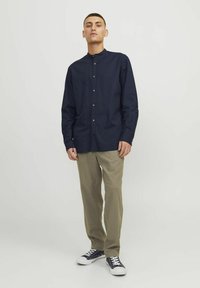 Jack & Jones JJESUMMER BAND LINEN MIX SHIRT - Majica - navy blazer