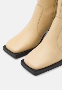 ASRA KERRIA - Botas - duckling
