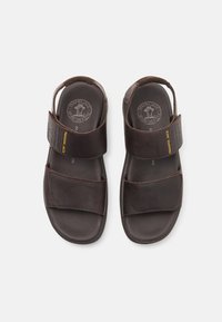 Bruna läder sandaler med breda remmar, en texturerad design och en vadderad sula med perforeringar för andningsförmåga.