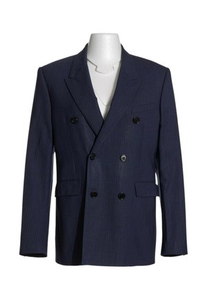 Blazer cruzado de rayas finas en azul marino con botones negros y solapas con muesca sobre un torso de maniquí blanco.