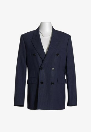 Marineblauwe dubbelgeknoopte pinstripe blazer met zwarte knopen en ingesneden revers op een wit mannequintorso.