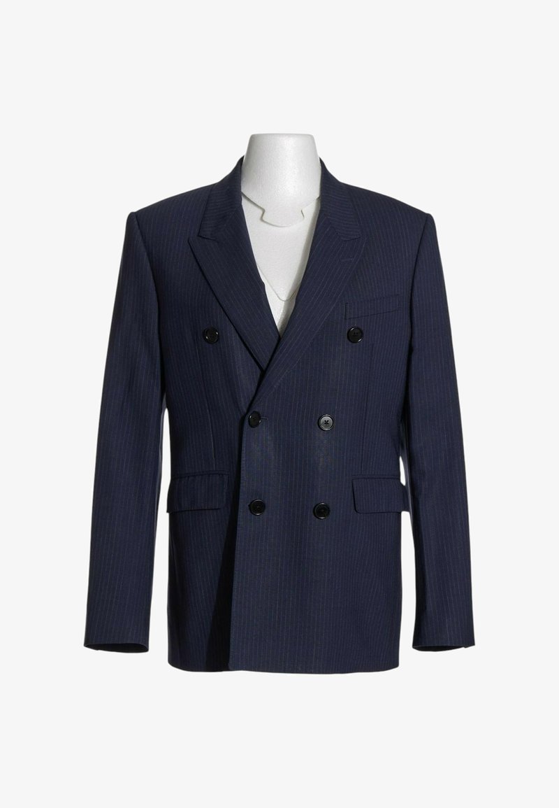 Blazer croisé bleu marine à fines rayures avec boutons noirs et revers crantés sur un torse de mannequin blanc.
