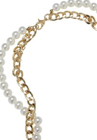 Collier en chaîne dorée comportant des sections alternées de petites perles blanches et de maillons, avec un fermoir à ressort.
