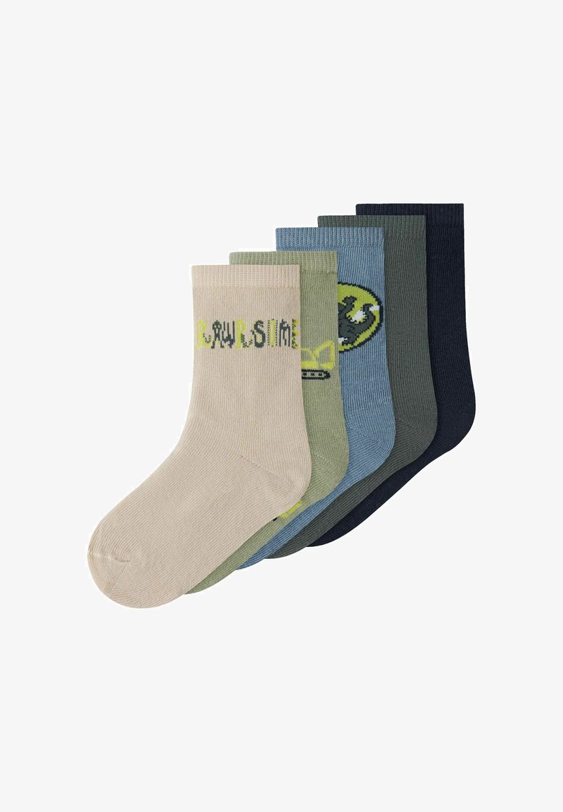 Sada piatich pletených ponožiek v rôznych farbách: béžové s textom, olivovo zelené, svetlo modré s logom, tmavo zelené a námornícke. Hladký textil, stredná dĺžka.