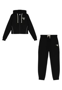 Felpa nera corta con zip e dettagli bianchi, con logo, abbinata a pantaloni della tuta neri coordinati con vita a coulisse e dettaglio logo.