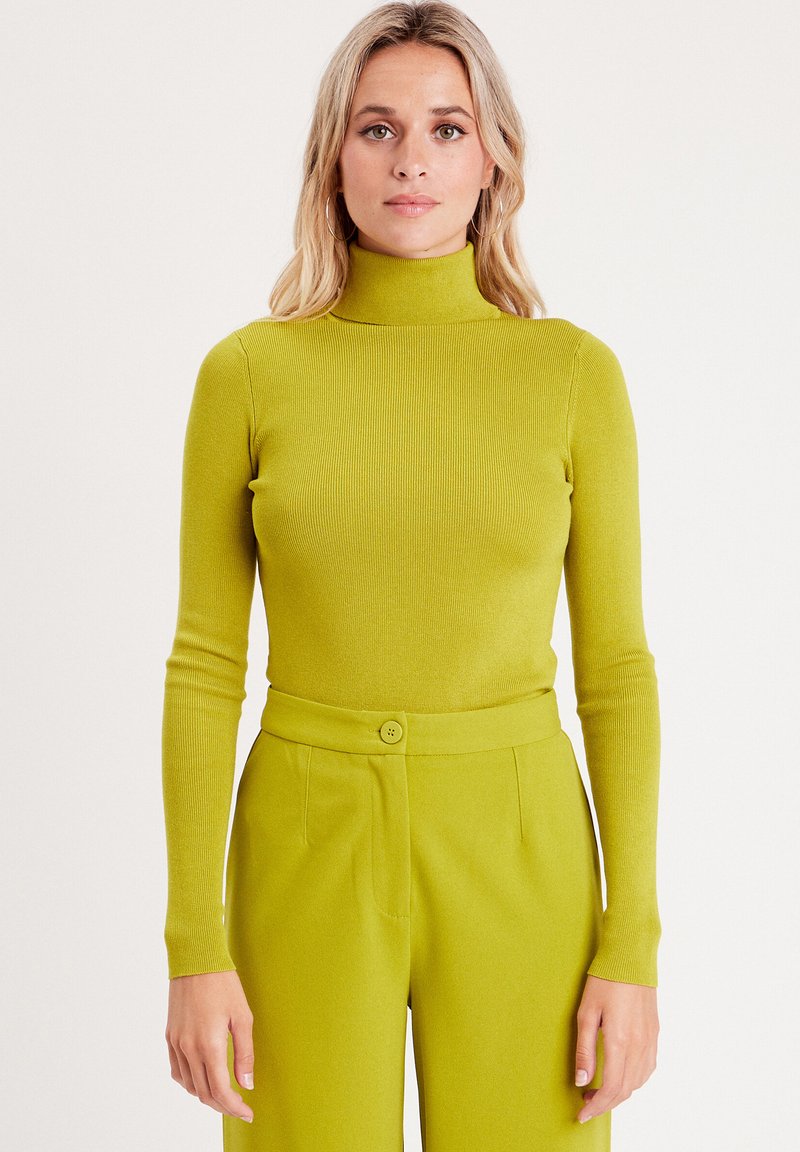 Haut à col roulé côtelé et ajusté en vert lime vif, associé à un pantalon taille haute assorti avec un détail de bouton avant.