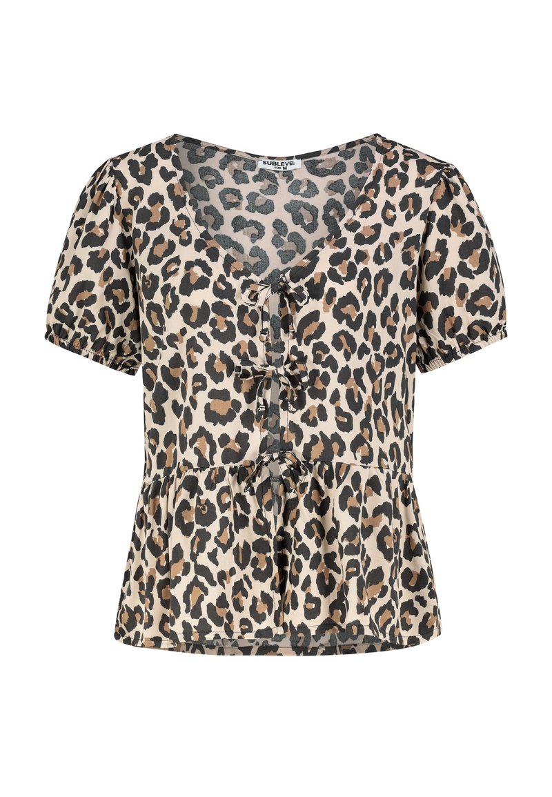 Bluse mit Leopardenmuster in Brauntönen und Schwarz, mit V-Ausschnitt, kurzen Ärmeln, Knopfdetails und einem Peplum-Saum. Der Stoff hat eine weiche Textur.