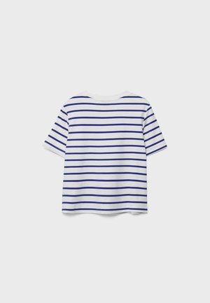 Bílá tričko s krátkým rukávem s rovnoměrně rozloženými vodorovnými námořnicky modrými pruhy, zobrazené zezadu na jednoduchém světle šedém pozadí.