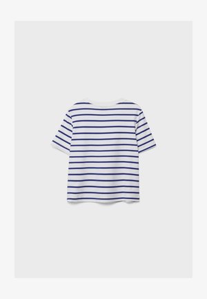 Bílá tričko s krátkým rukávem s rovnoměrně rozloženými vodorovnými námořnicky modrými pruhy, zobrazené zezadu na jednoduchém světle šedém pozadí.