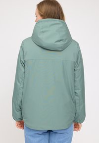 Hellgrüne Kapuzenjacke mit einer glatten, leichten Textur; verfügt über ein schlichtes Design und ist knöchellang, mit sichtbaren Nahtdetails.