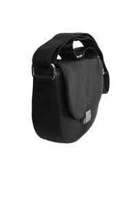 Borsa a tracolla nera in pelle con chiusura a pattina, accessori in argento e tracolla regolabile; texture liscia con design minimalista.