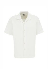 Camicia bianca a maniche corte con un motivo testurizzato, colletto a punte e cinque bottoni frontali. Design semplice e dritto.
