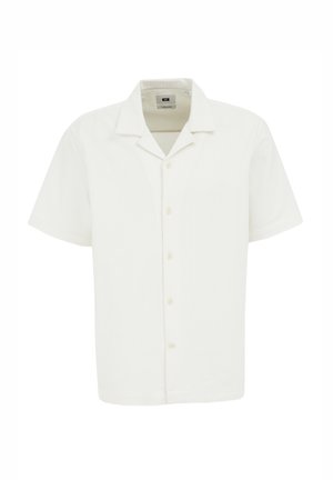 Chemise blanche à manches courtes, à boutons, avec un motif texturé, un col à pointes et cinq boutons sur le devant. Design simple et droit.