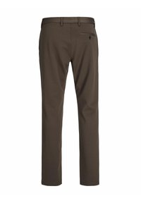 Pantalones rectos marrones con una textura suave, que cuentan con un bolsillo trasero y un cierre a botón discreto. Diseño sencillo, ajuste de altura media.