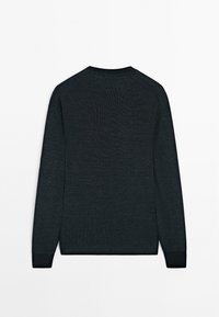 Schwarzer, langärmeliger Strickpullover mit Rundhalsausschnitt, gerippten Bündchen und Saum, von hinten auf einem weißen Hintergrund gezeigt.
