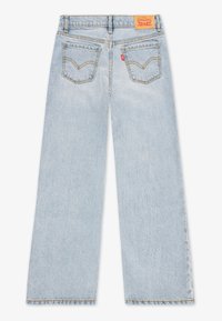 Svijetloplave traperice Levi's sa ravnim nogavicama, dva stražnja džepa sa potpisnim šavovima, crvena oznaka i kožni logo marke na struku.