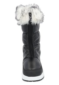Botas de invierno negras aisladas con un cuello de piel sintética, parte superior de cuero suave, cremallera lateral y suela de goma blanca. Pliegues de tela texturizada visibles.