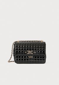 Svart lackläder crossbody-väska med kviltad textur, guldfärgad hårdvara, kedjesnär och logotypdetalj på framsidan.