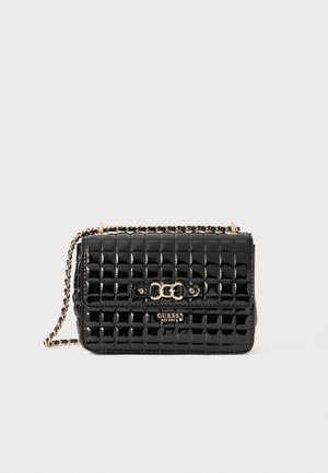 Borsa a tracolla in pelle nera lucida con texture trapuntata, dettagli in metallo dorato, tracolla a catena e logo sulla parte anteriore.
