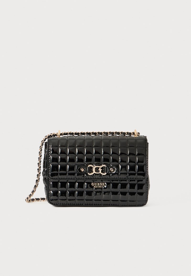 Svart lackläder crossbody-väska med kviltad textur, guldfärgad hårdvara, kedjesnär och logotypdetalj på framsidan.