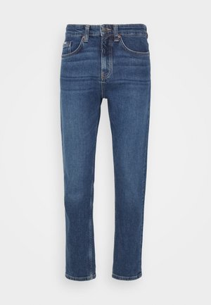 Donkerblauwe denim jeans met een hoge taille, rechte pijpen en vijfzakkenontwerp. Voorzien van metalen knoop en ritsluiting.