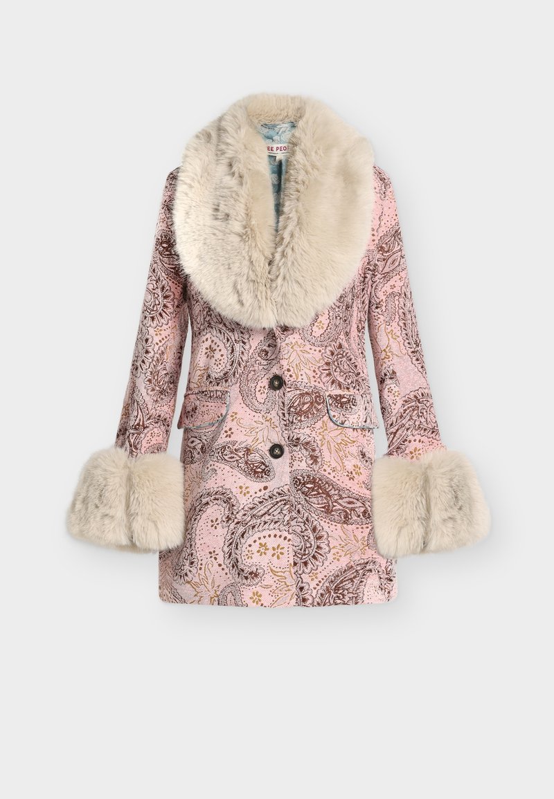 Ροζ παλτό με μοτίβο παϊέντσα, φαρδιά τεχνητή γούνα στο γιακά και τις μανσέτες, με καφέ λεπτομέρειες και τρία κουμπιά. Ομοιόμορφη υφή σε όλο το παλτό.
