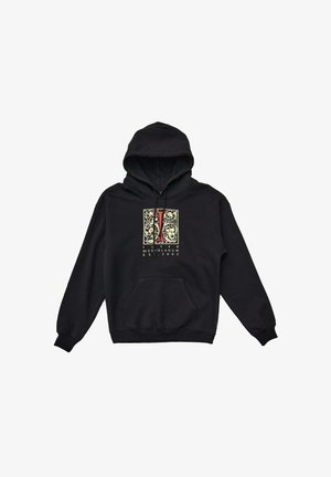 Sweat à capuche noir avec poche devant, motif graphique carré décoratif avec un motif floral, lettre rouge "I" et texte "Ilter Mediolanum Est. 2002".
