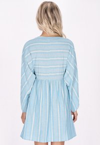 Rochie blue cu dungi, cu mâneci lungi și talie plisată, având un material texturat și o lungime până la genunchi.
