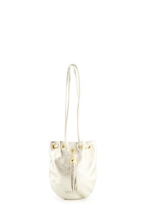 Metalen zilveren bucket bag met dubbele handvaten, gouden ogen en een decoratieve kwast. Gemaakt van zacht materiaal met een gladde textuur.