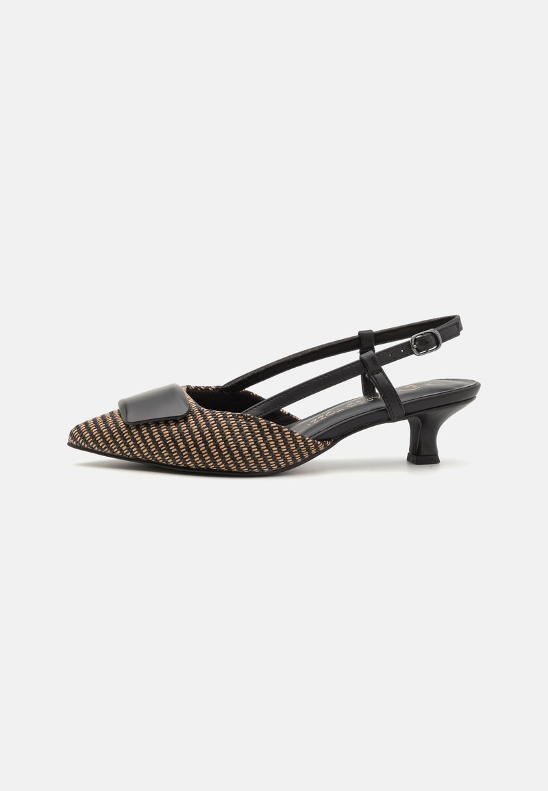 Schoen met spitse neus en slingback hak in bruin en zwart geweven textiel. Voorzien van een glanzend zwart accent en een slanke gebogen hak.