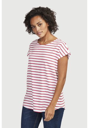 Rood-wit gestreepte t-shirt met korte mouwen, een ronde halslijn en een ontspannen pasvorm, gecombineerd met donkerblauwe jeans.