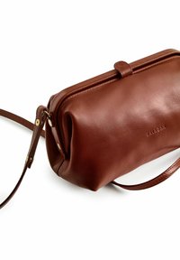 Borsa a tracolla in pelle marrone con forma rettangolare, texture liscia, chiusura con zip e tracolla staccabile. Branding sottile sul lato.
