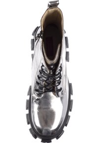Botte de cheville en argent métallique avec une semelle épaisse noire, un bout arrondi, des lacets noirs et une fermeture zippée à l'avant. Texture lisse et brillante.