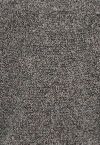 Strikket stoff i grå og rosa toner med en myk, teksturert overflate. Har blandede garntyper og et ensartet, tett mønster gjennom hele.