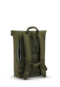 Zaino arrotolabile verde oliva con schienale in rete imbottito, spallacci regolabili, tasche laterali e chiusura con cordoncino; realizzato in tessuto resistente.