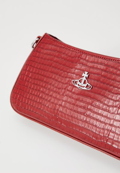 Κόκκινη τσαντάκι-φάκελος με σχέδιο κροκοδείλου και μεταλλικό λογότυπο. Διαθέτει κλείσιμο με φερμουάρ και ομαλή υφή.