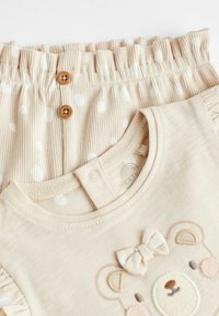 Next 2 PIECE SET  REGULAR FIT - Šortky - cream bear