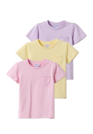 Drei kurzärmelige Kinder-T-Shirts in Pink, Gelb und Lavendel, jeweils mit einem strukturierten Herz-Patch auf der Brust.