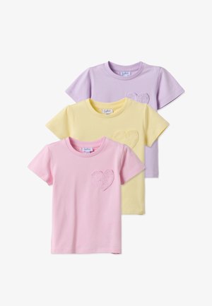 Drei kurzärmelige Kinder-T-Shirts in Pink, Gelb und Lavendel, jeweils mit einem strukturierten Herz-Patch auf der Brust.
