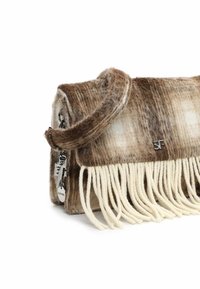 Borsa in feltro marrone e crema con fondo frangiato, manico arrotondato e dettagli in hardware argentato. Superficie testurizzata con un design a motivi.