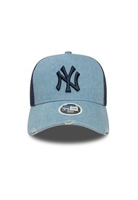 Cappellino in denim azzurro chiaro con logo 'NY' ricamato in blu navy, visiera curva e lati in rete. Presenta dettagli usurati e un'etichetta rotonda.