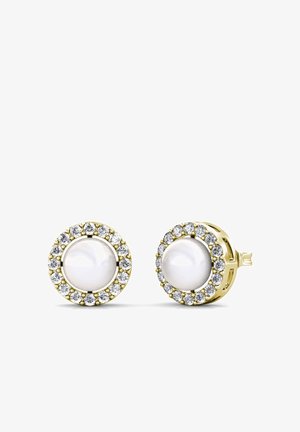 Orecchini a perno in tono oro con una perla bianca centrale circondata da un cerchio di pietre chiare sfaccettate, creando un effetto testurizzato e riflettente.