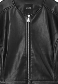 Veste en cuir noir avec un col rond, des épaules structurées et une fermeture éclair centrale avec une quincaillerie en argent et des détails de couture subtils.